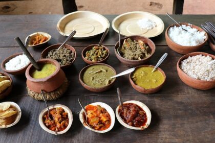 What is the famous food of Goa? Goan cuisine with seafood and spices on a platter.