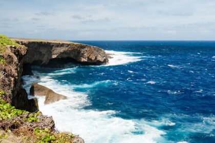 Dramatic Banzai Cliff, stunning places to visit near Hawaii with historic significance.