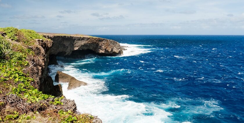 Dramatic Banzai Cliff, stunning places to visit near Hawaii with historic significance.