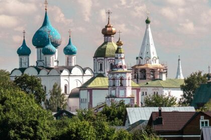 Suzdal’s white-stone Kremlin and churches in Vladimir Oblast, top places to visit near Moscow.
