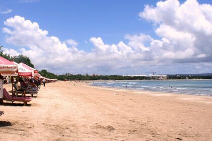 Exploring the serene shore is one of the most romantic things to do in Kuta for couples.