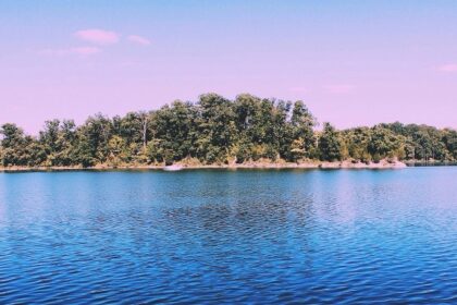 Peaceful Chandlai Lake with calm waters, one of the best places to visit near Jaipur for 1 day