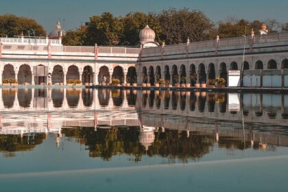 Bangla Sahib Gurudwara, one of the peaceful places to visit near Janpath Market.
