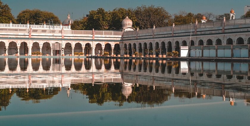 Bangla Sahib Gurudwara, one of the peaceful places to visit near Janpath Market.