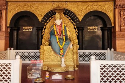 The Prime Minister offers prayer at Shri Saibaba Samadhi Temple in Shirdi, Maharashtra