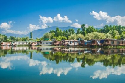 Dal Lake shikara ride with mountains in view, one of the top picnic places in Kashmir.