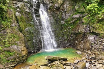 Majestic waterfall surrounded by lush green mountains, showcasing waterfalls in Rajasthan.