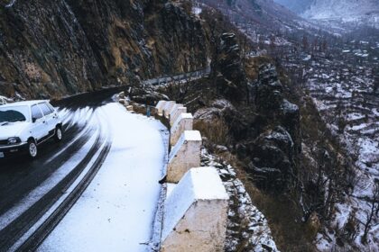 Scenic view of snow covering the hills showcasing the season of snowfall in Himachal Pradesh.
