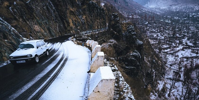 Scenic view of snow covering the hills showcasing the season of snowfall in Himachal Pradesh.