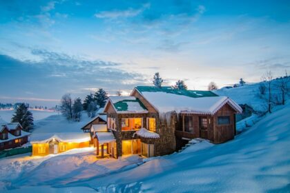 A breathtaking snow-clad view of Gulmarg, one of the best places with snowfall in India.