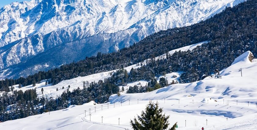 Snowfall in India in February offers snow-covered landscape, perfect for photography.
